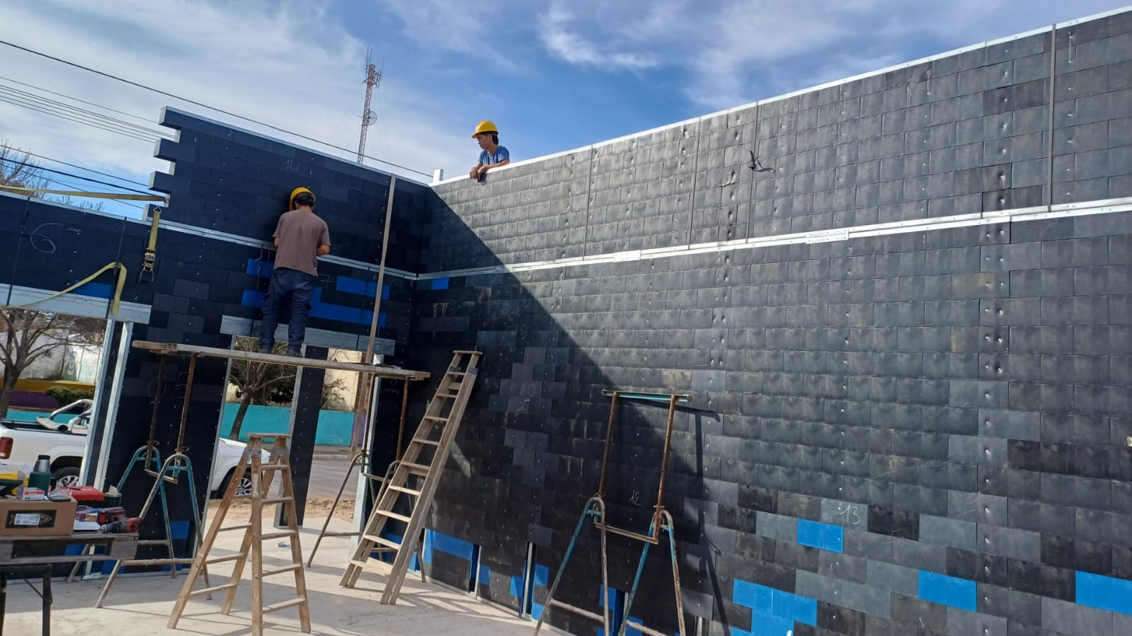 Obra real — instalación de paneles en altura