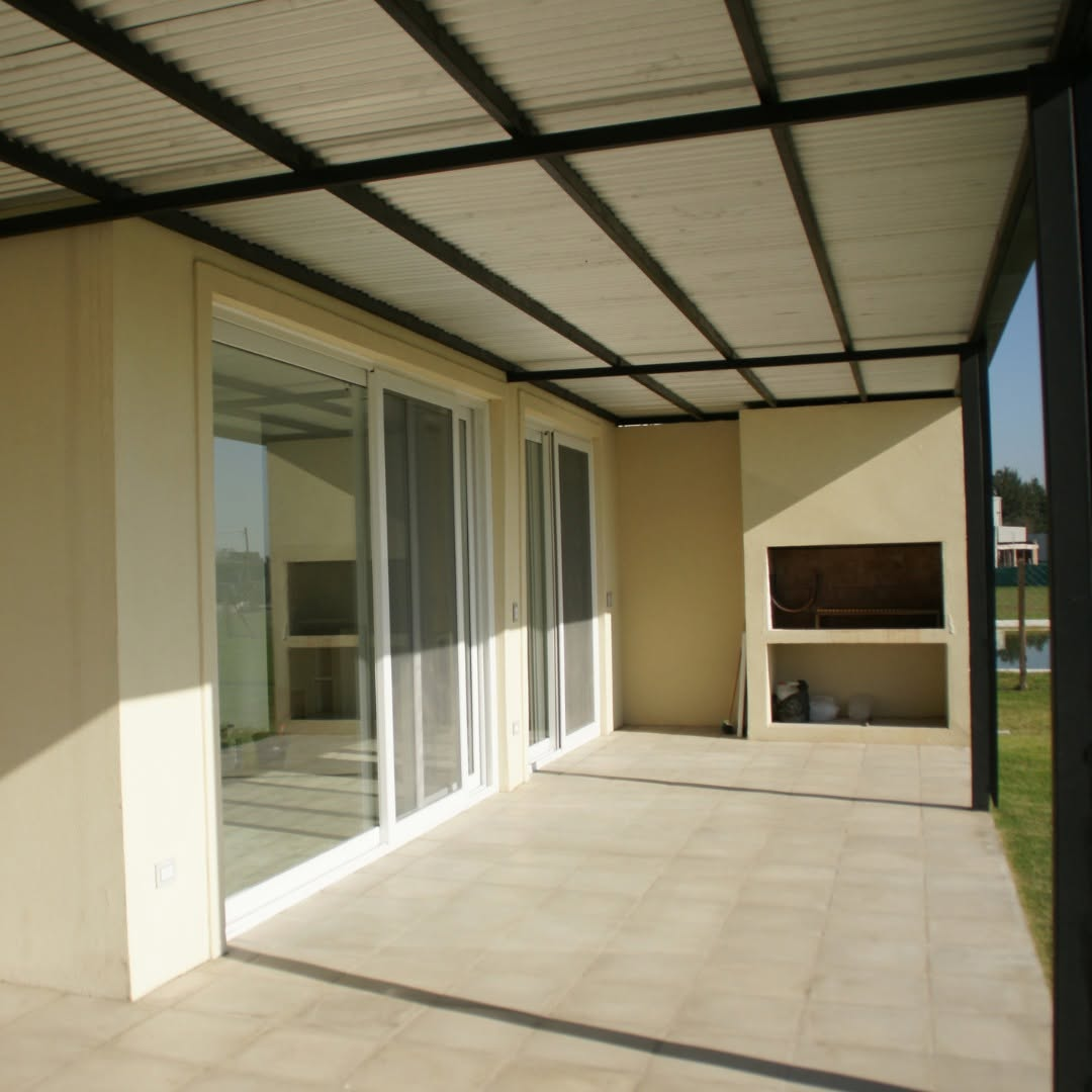 Galería con parrilla propia — obra real