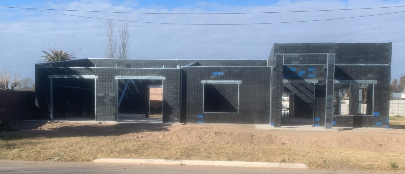 Obra real en estructura — vista amplia del sistema easybrick® sin revestir