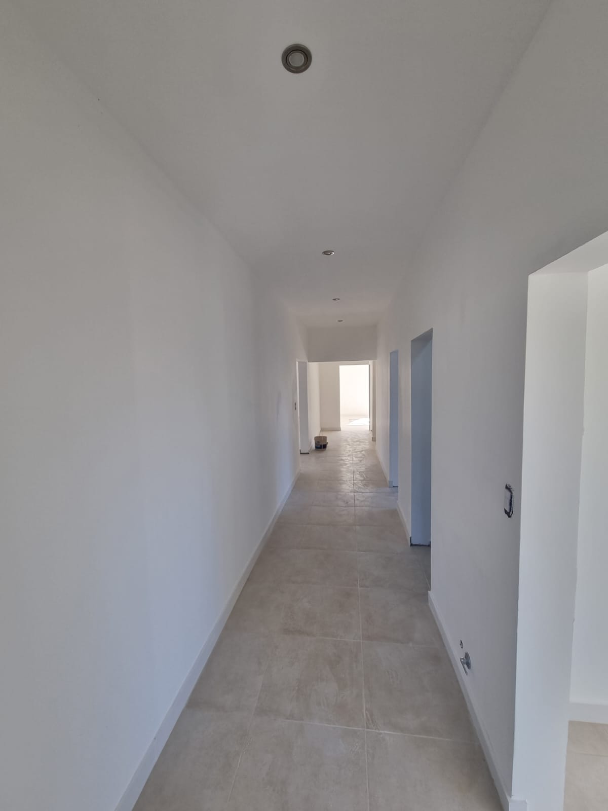 Pasillo interior terminado — obra real