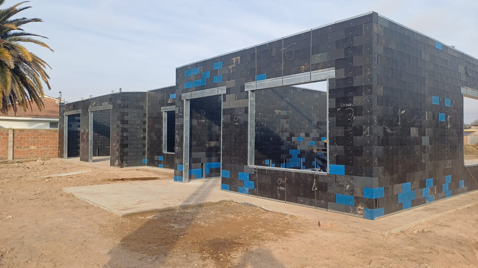 Obra real — estructura de bloques easybrick® en seco, antes del revestimiento