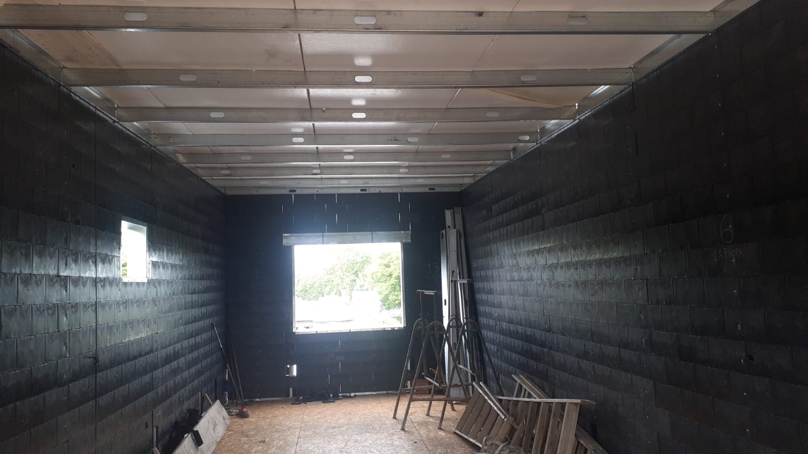 Obra real — estructura de techo y vanos vistos desde adentro